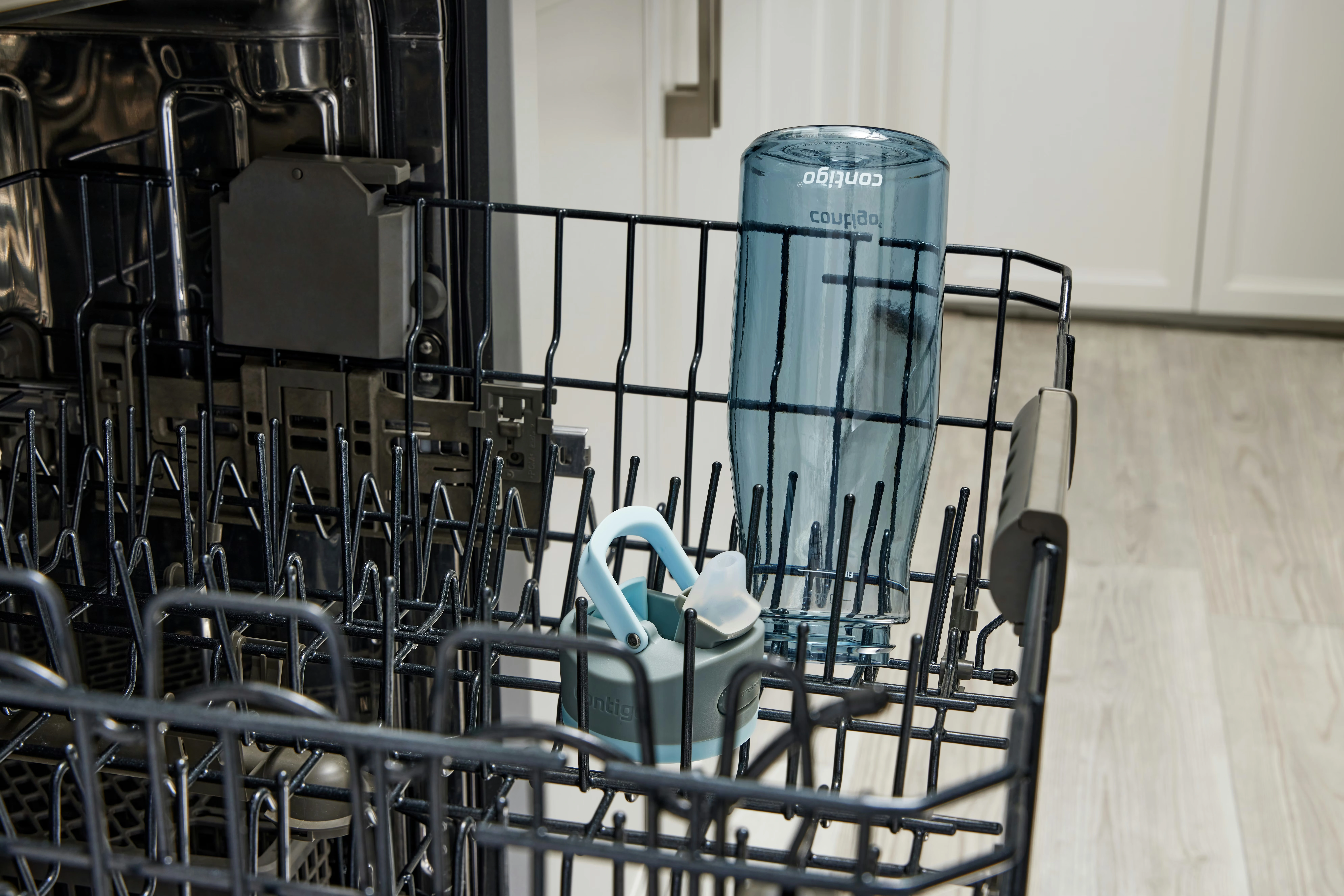 Contigo® Wells Plastic Filter Water Bottle with AUTOSPOUT® Straw Lid, 32 Oz. Dark Ice 6 Contigo® Wells Plastic Filter Water Bottle with AUTOSPOUT® Straw Lid, 32 Oz. Dark Ice